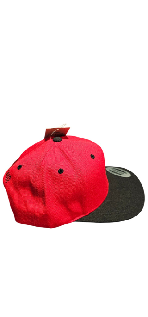 Snapback SIX NU90 Czerwony z czarnym daszkiem / Czarne Logo