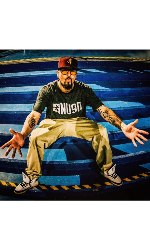 Snapback SIX NU90 Szary z szarym daszkiem / Czarne Logo
