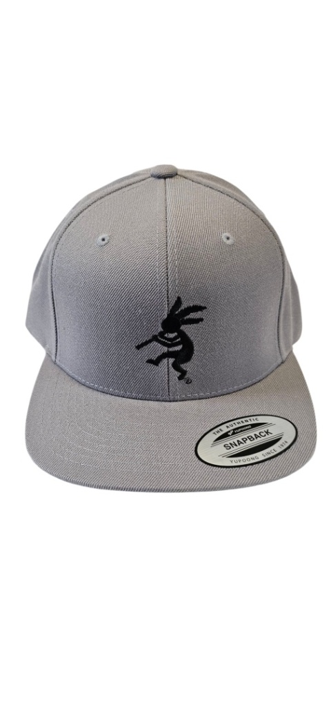 Snapback SIX NU90 Szary z szarym daszkiem / Czarne Logo